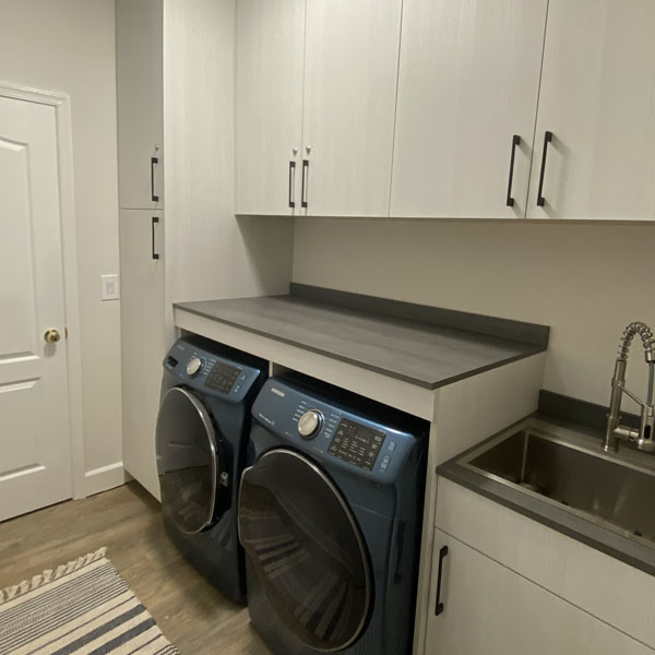 A washer and dryer in a mud room.