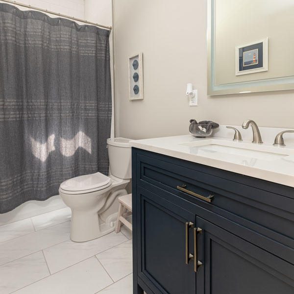 A bathroom with a vanity, toilet and tub/shower combo at The Nest at Swan Point airbnb vacation rental in Colonial Beach, Virginia.